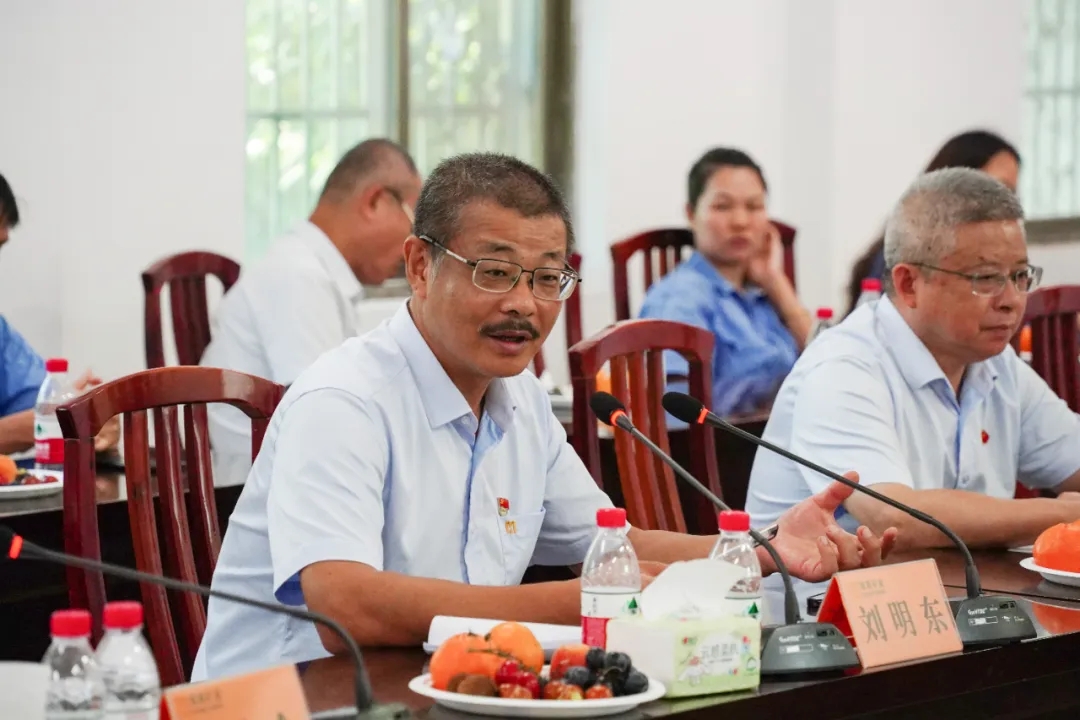 问鼎娱乐召开“七一”座谈会15.jpg