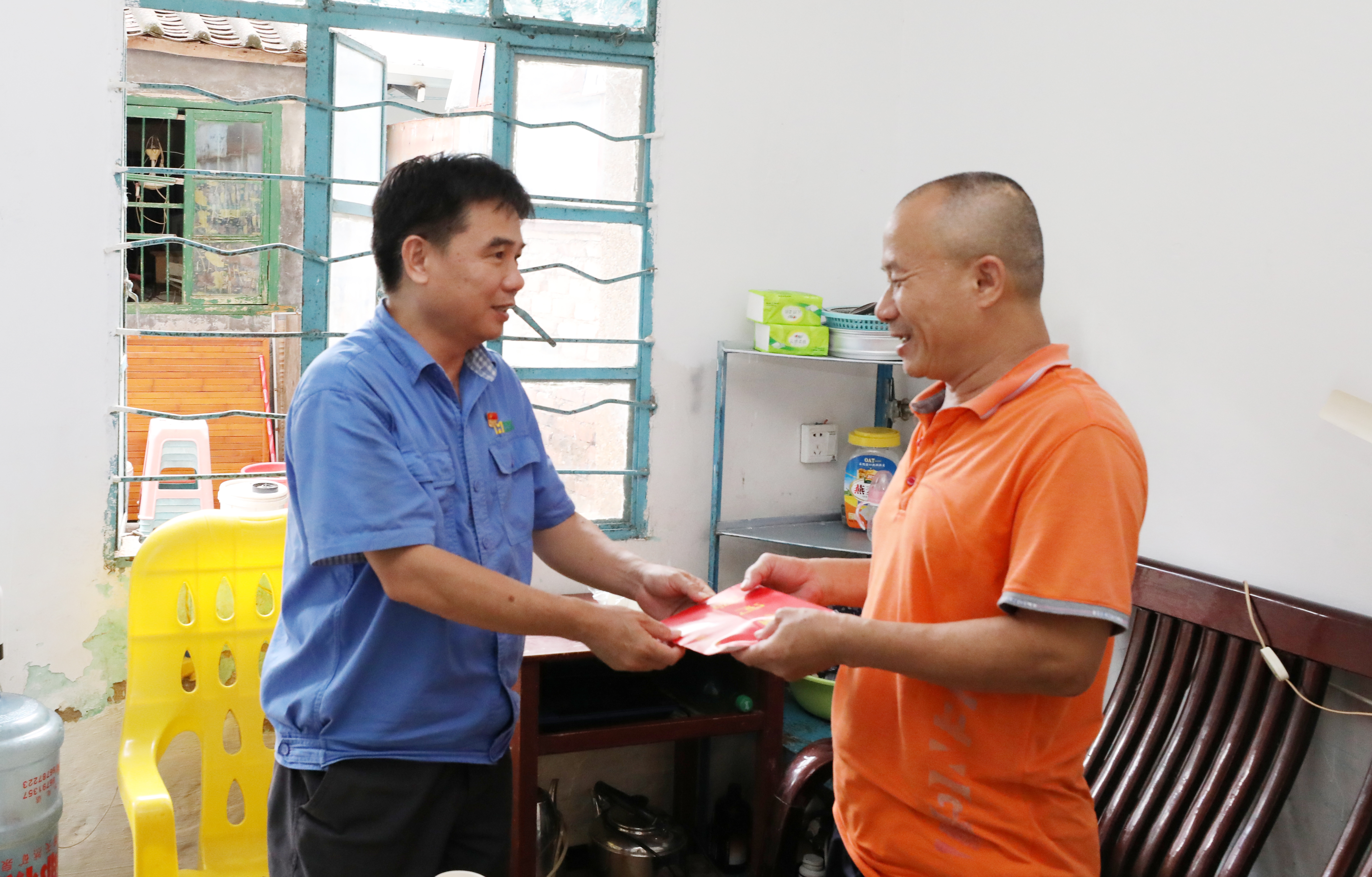 问鼎娱乐对难题员工子女开展“金秋助学”慰问