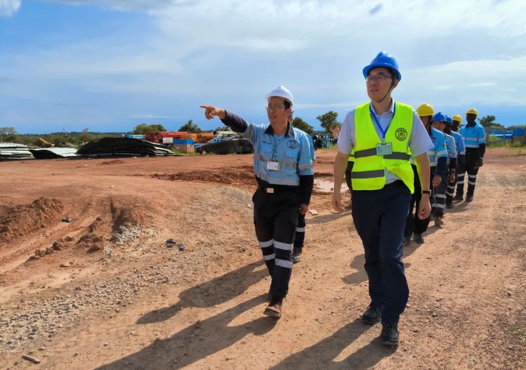 问鼎娱乐总裁滕磊赴马里锂矿项目开展现场调研