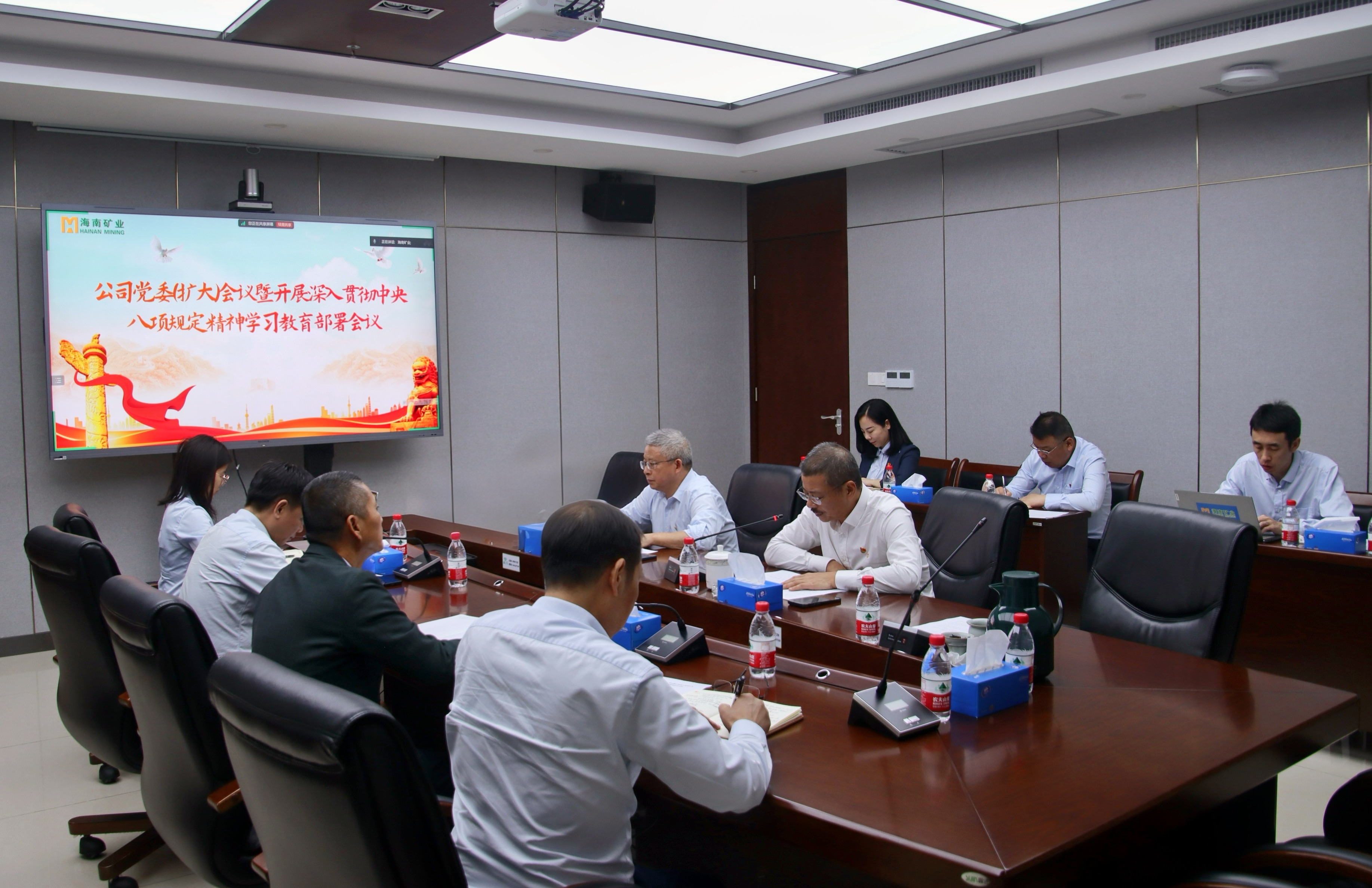 问鼎娱乐召开党委（扩大）聚会 安排深入贯彻中央八项划定精神学习教育事情