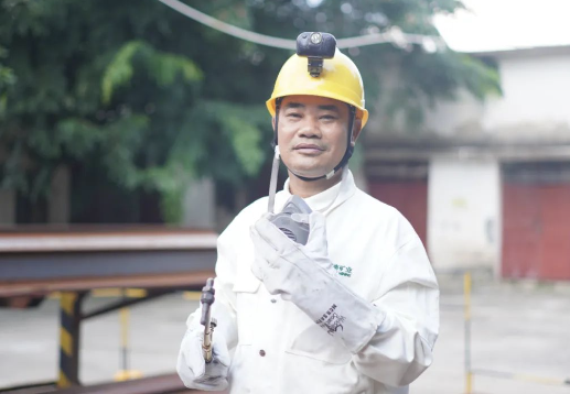 问鼎娱乐员工李勇:天下表扬！问鼎娱乐员工李勇荣膺天下劳动模范