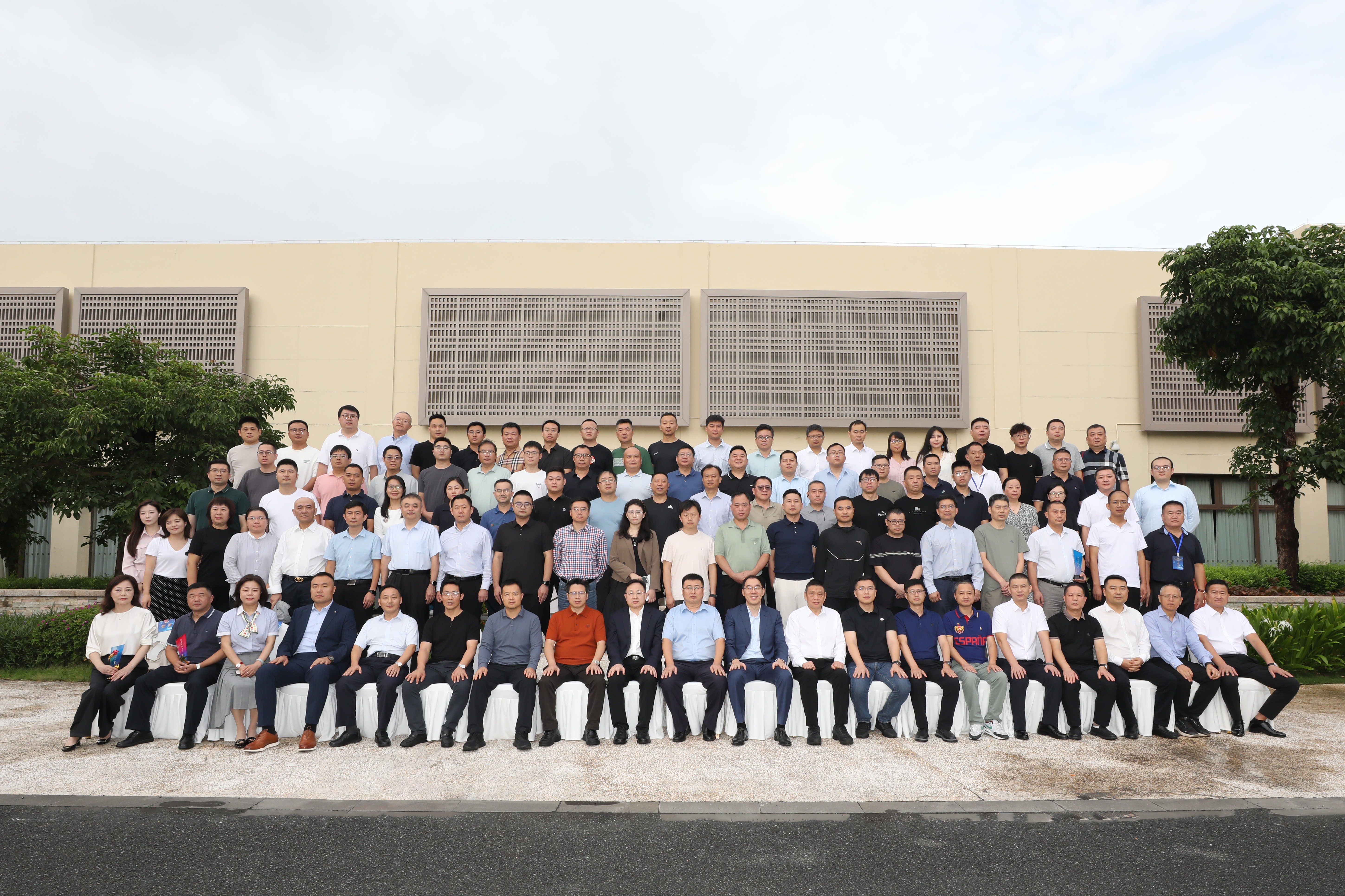 问鼎娱乐2025年铁矿石客户交流会在三亚乐成举行